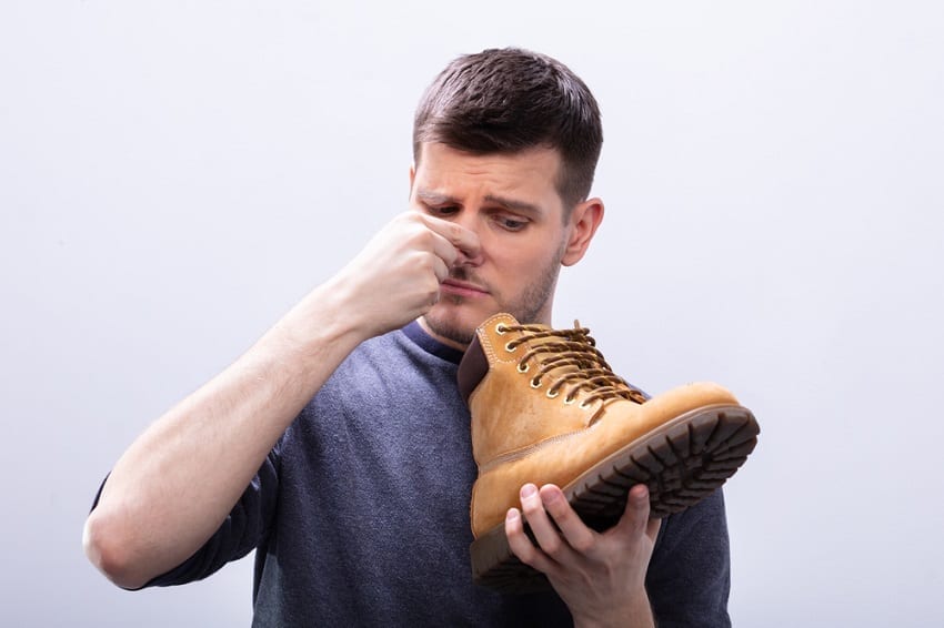 Bakterien produzieren den Geruch in Schuhen - Fußgeruch