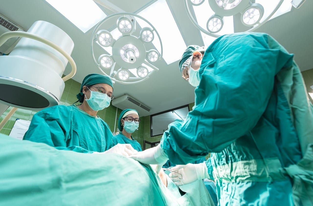 Cirujanos realizando operación