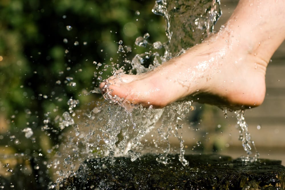 la piel de los pies con el agua mientras andas