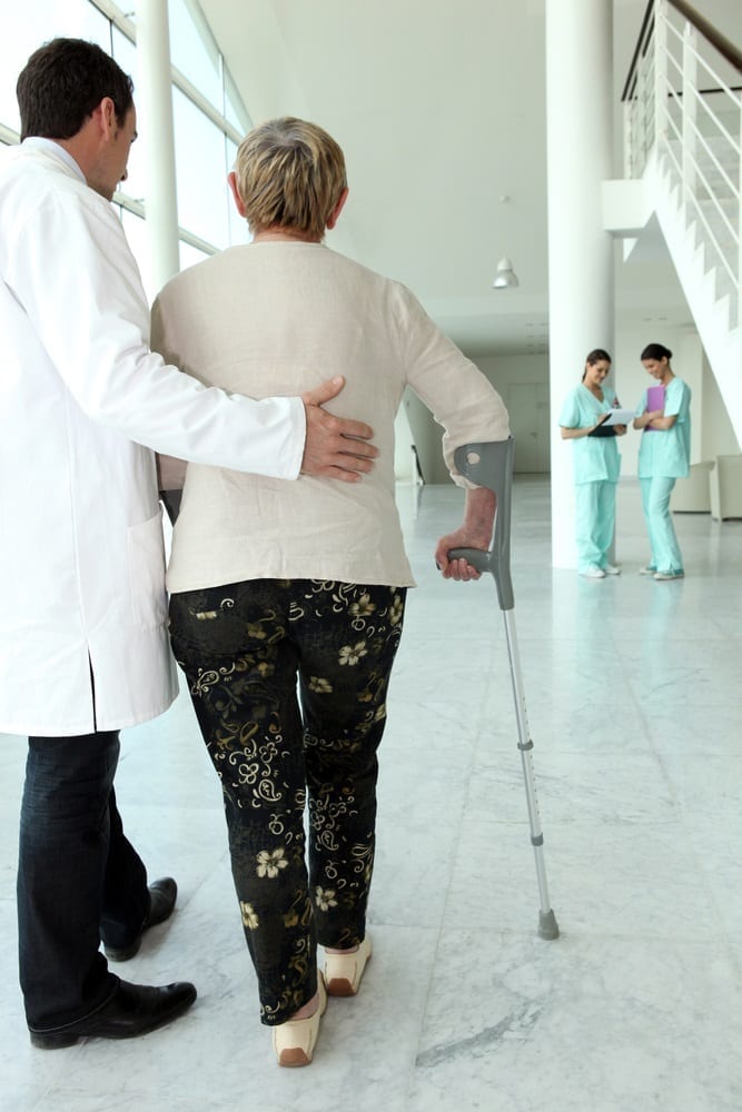 mujer con osteoporosis