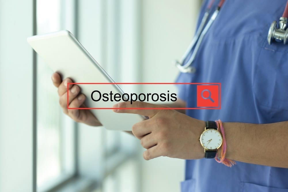 ¿Sufres osteoporosis? Conoce cómo puede afectar tu andar