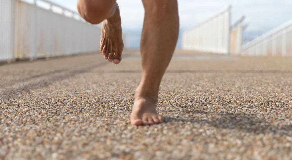 Pourquoi ne pas courir pieds nus ou en sandales ?