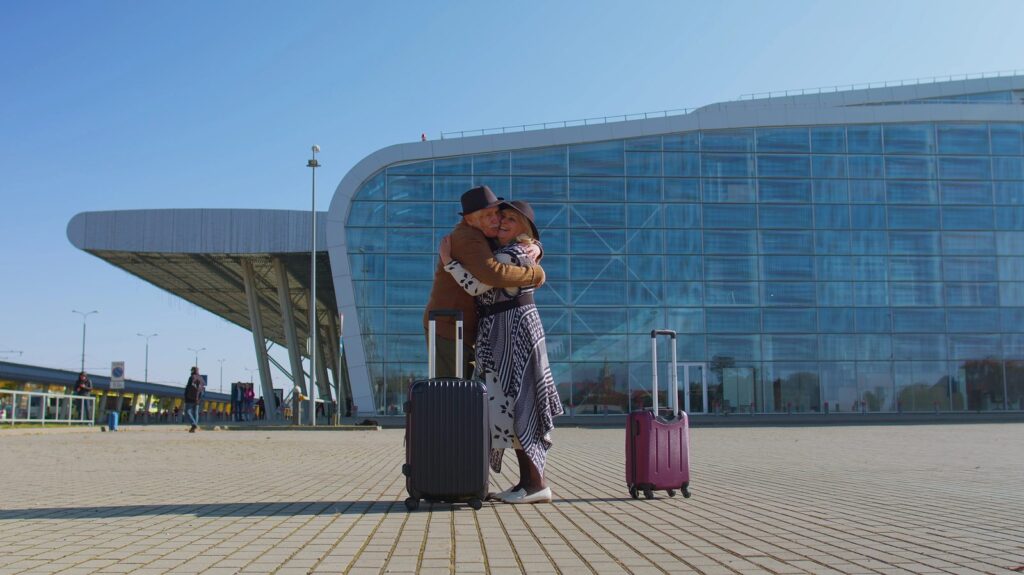 Pareja de pacientes internacionales con equipaje en la terminal del aeropuerto de Alicante