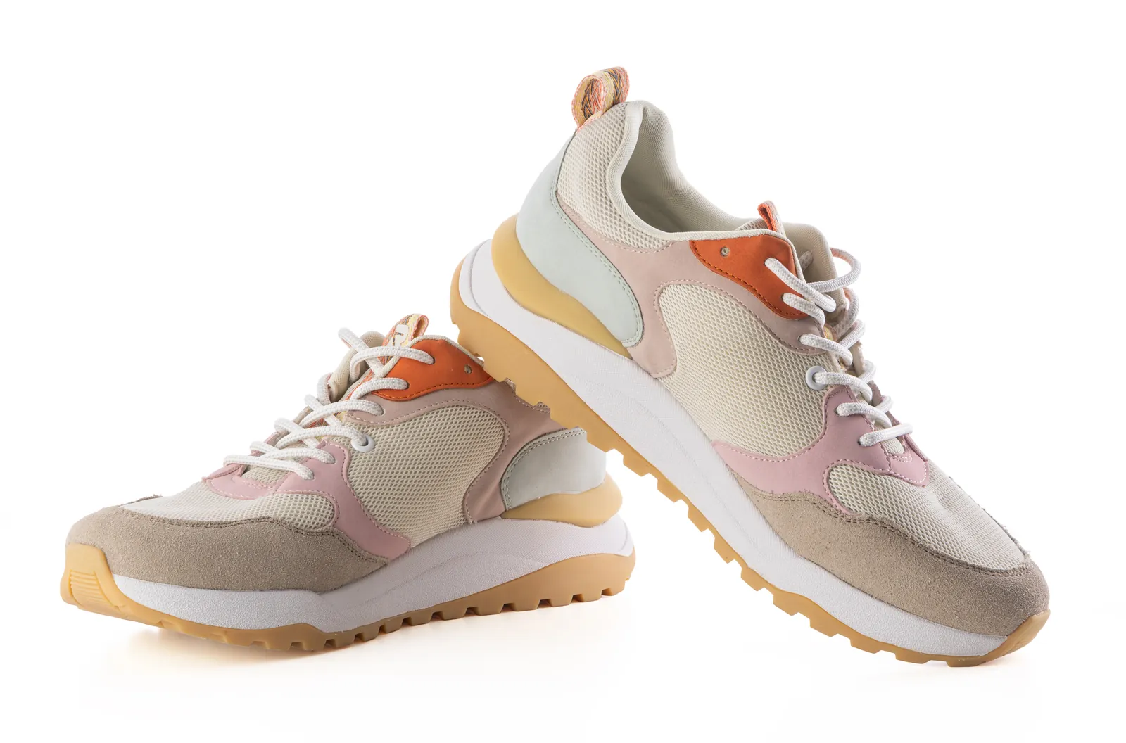 Zapatillas de suela gruesa y puntera amplia vistas de lado